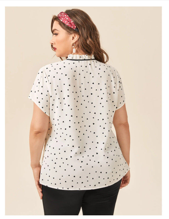 Les femmes de grande taille portent une chemise ample à manches courtes surdimensionnée