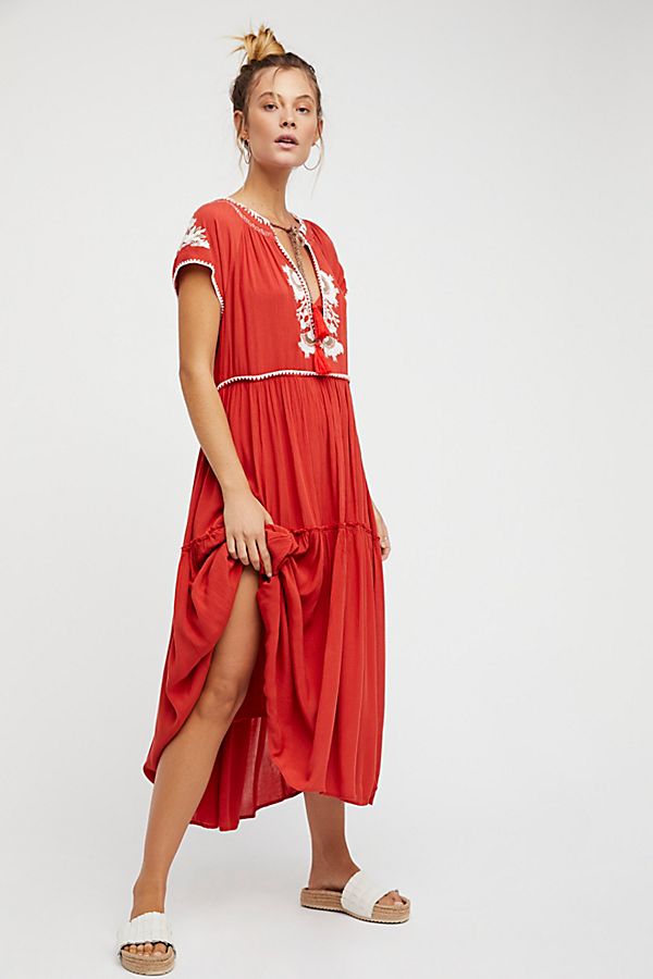 Vestito da donna primaverile ed estivo in stile bohémien con pizzo ricamato e trazione