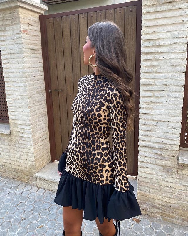 Mini abito aderente a maniche lunghe con stampa leopardata patchwork autunnale