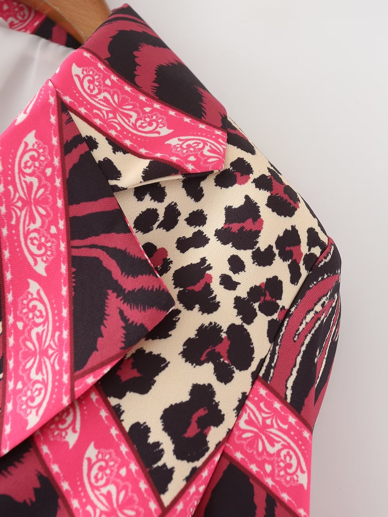 Maryangel Rebel leopard print blazer for women, featuring a stylish long-sleeved design for a trendy streetwear look.