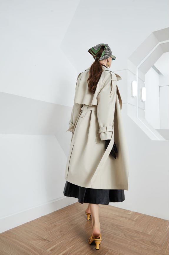 Women’s Maryangel Rebel long trench coat in retro style with lace-up collar and loose fit, displayed on a mannequin.