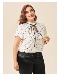 Les femmes de grande taille portent une chemise ample à manches courtes surdimensionnée