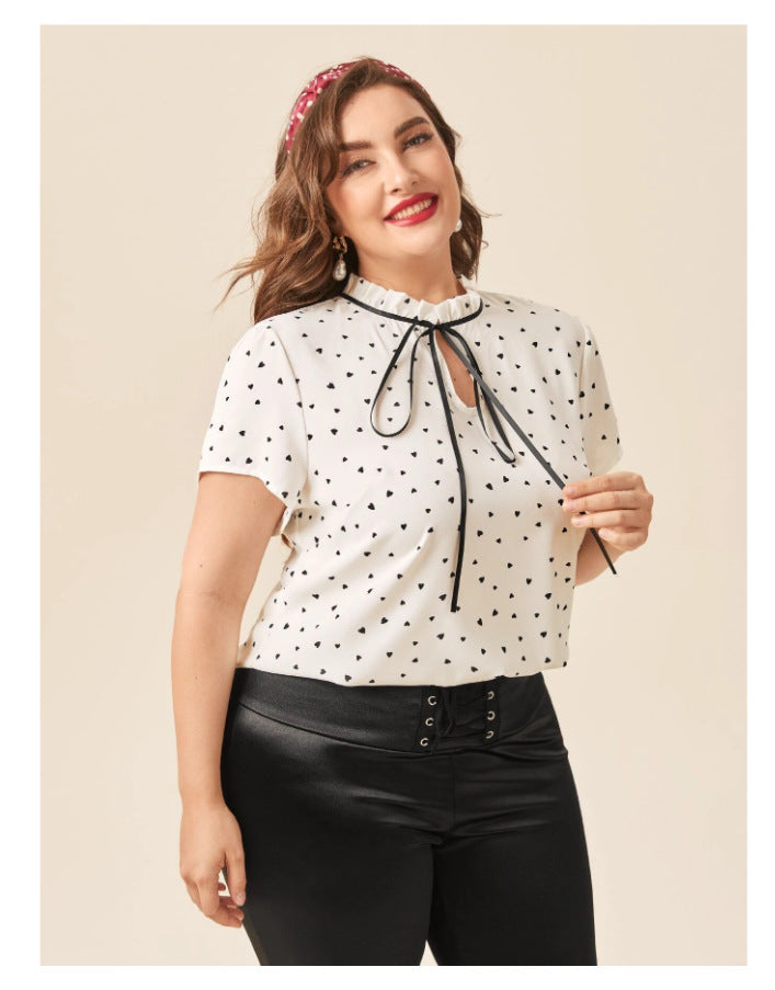 Les femmes de grande taille portent une chemise ample à manches courtes surdimensionnée