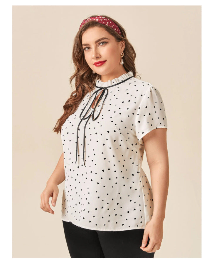 Les femmes de grande taille portent une chemise ample à manches courtes surdimensionnée