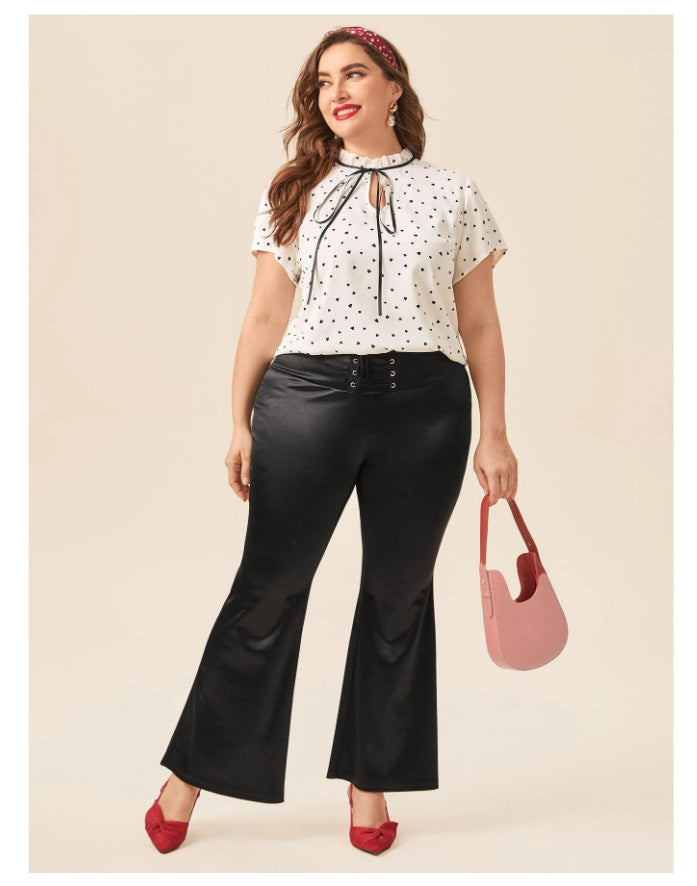 Les femmes de grande taille portent une chemise ample à manches courtes surdimensionnée