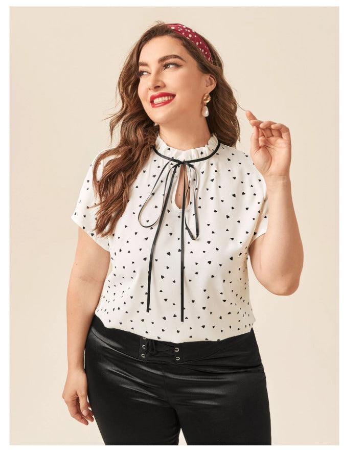 Les femmes de grande taille portent une chemise ample à manches courtes surdimensionnée